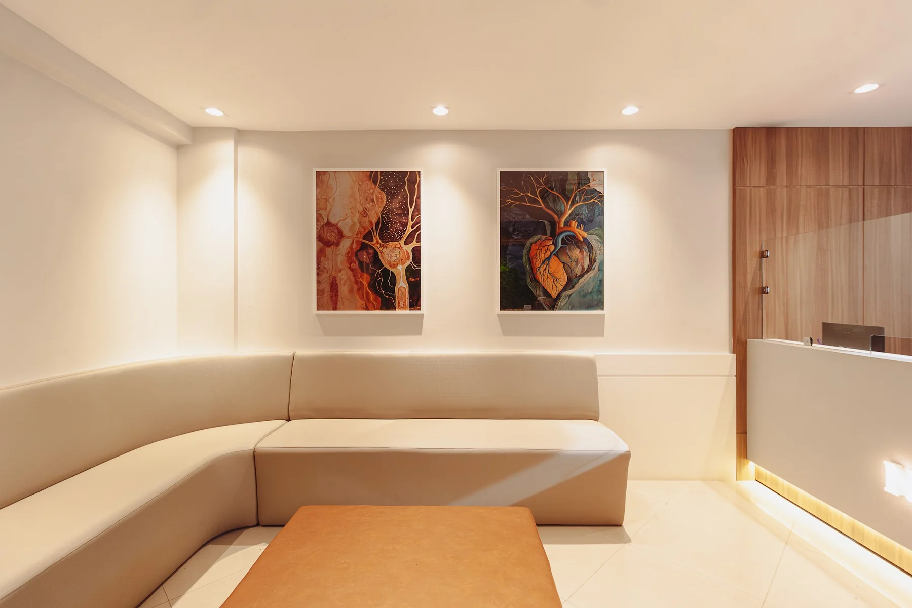 Sala de espera clara com iluminação indireta e madeira clara